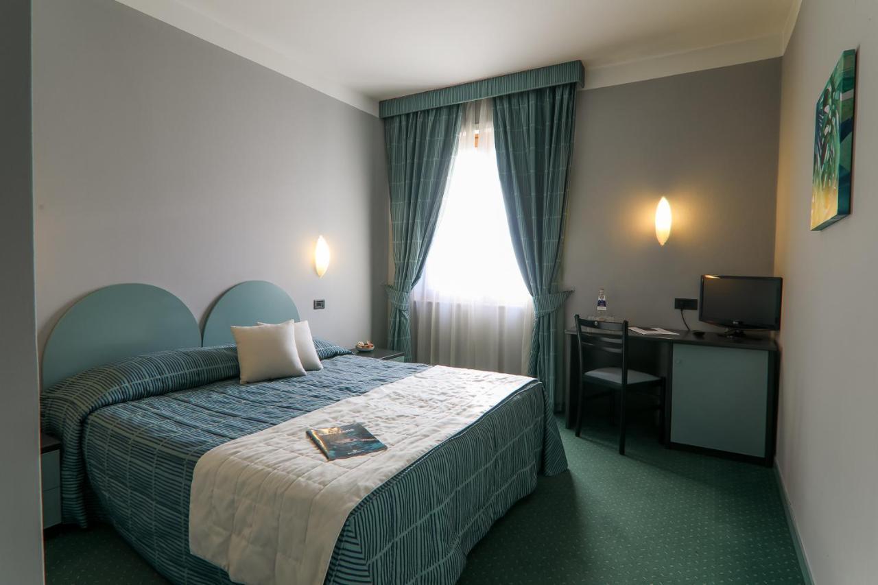 Hotel Vittoria Сондрио Экстерьер фото