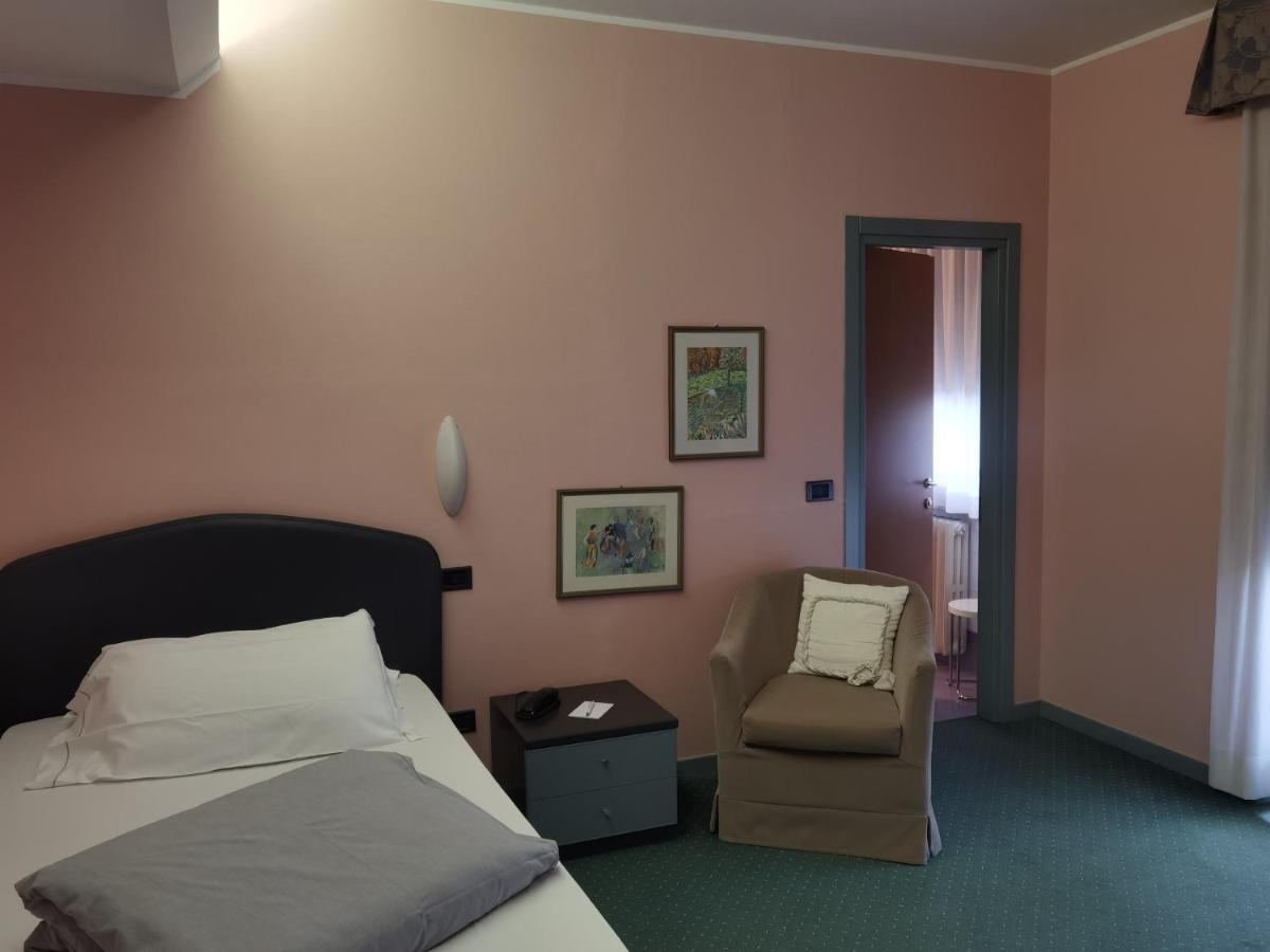 Hotel Vittoria Сондрио Экстерьер фото